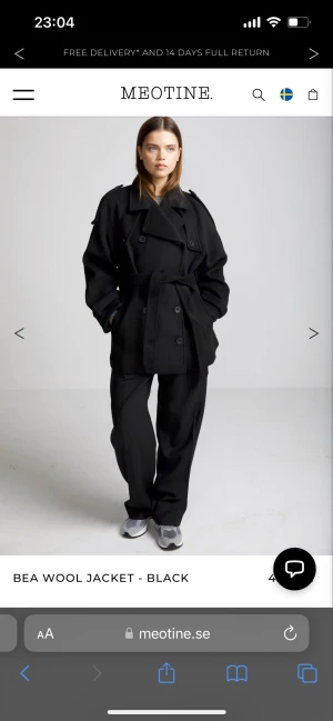 Meotine jacka - Så fin meotine jacka/ kappa i kortare modell som tyvärr inte kommer till så mycket användning längre:/  Köptes förra året och fortfarande i nyskick! Jag har storlek Xs/S vilket i deras storlekar motsvarar 36.  Nypris 4150kr❣️