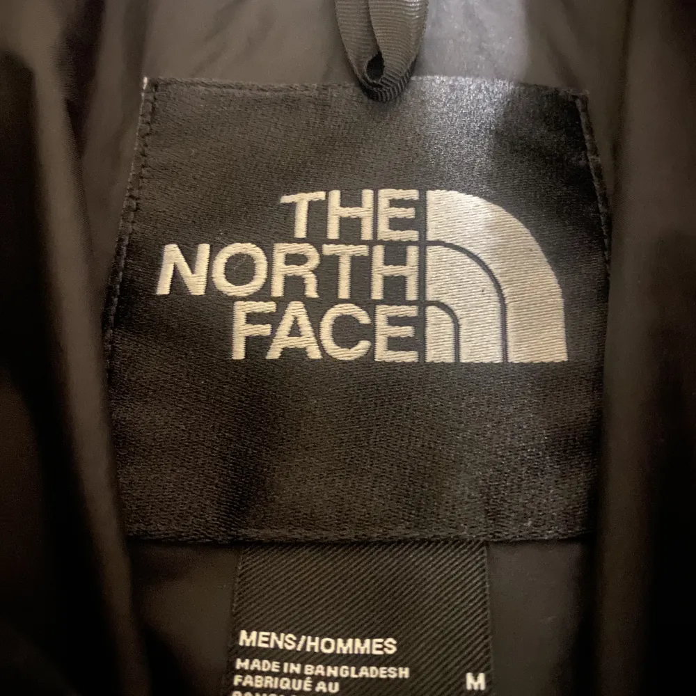Hej jag säljer nu min the north face jacka, har använts ett fåtal gånger och är i bra skick. Vid övriga frågor skriv till mig!. Jackor.