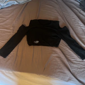 Off shoulder magtröja - Cool magtröja med hål för axlarna, köpt second hand. Har två hål runt nedre remmen men det syns inte när man har på sig den. Priset är diskutterbart:(