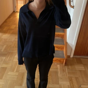 Mörkblå stickad tröja - Mörkblå stickad tröja med krage i mycket bra skick och knappt använd. Storleken är xs men skulle säga att den passar S-M
