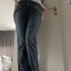 Lågmidjade jeans med detsljer - Säljer dessa unika jeans med detaljer på💙är 172 