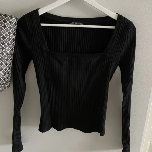 Zara topp  - Svart topp från zara med fin urringning. Både bas och fest topp, inga defekter på toppen🫶