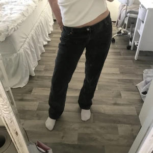 Monki jeans - Säljer mina Monki jeans!  Tidigare pris 400kr Dom är i bra skick, använd fåtalgånger.  Strl: M (passar S) Frågor? Kom dm💕