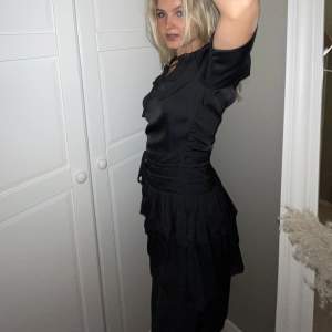 Så fin svart klänning från Sofie Schnoor! Den har tyvärr fått ett litet hål på ryggen (syns knappt). Super fin till julen!🩷