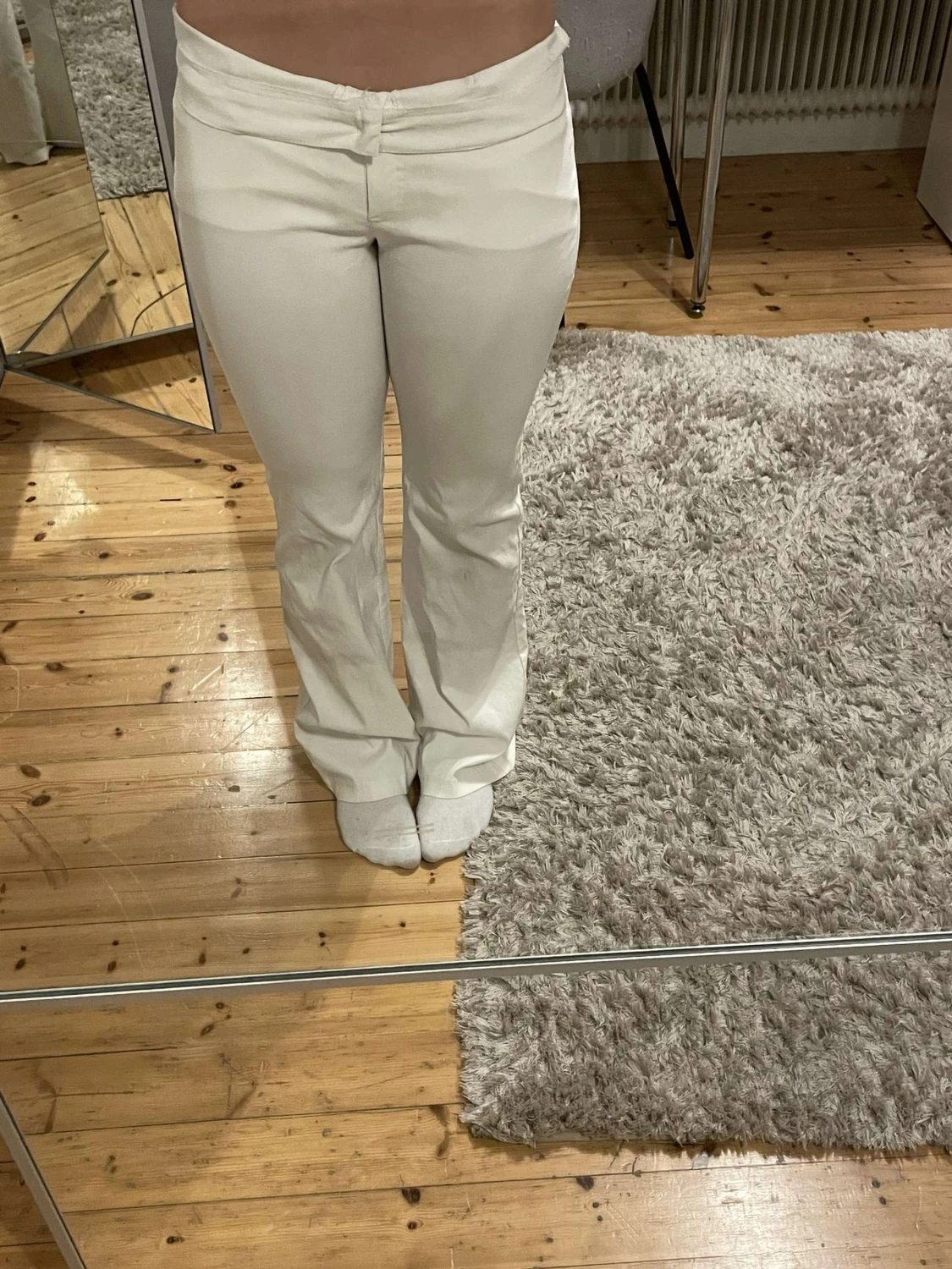 Lågmidjade vita kostymbyxor 