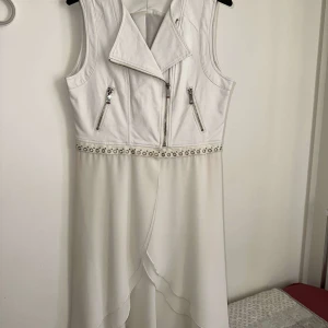 Topp - Läder topp med sheer. Kan bära den med lång eller mini kjol.