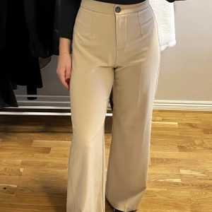 Beigeabyxor - Dessa beiga byxor är så snygga och passar alla årstider. Har ingen användning för dem längre men hoppas någon annan har en användning för dem🤍