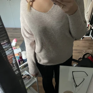 Stickad tröja  - Används inte och är i storlek S.