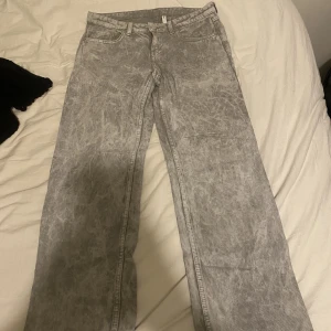 Weekday Arrow low  - ☄️ gråa lågmidjade jeans från Weekday, använt några gånger men passar inte mig längre. Bra skick🩶