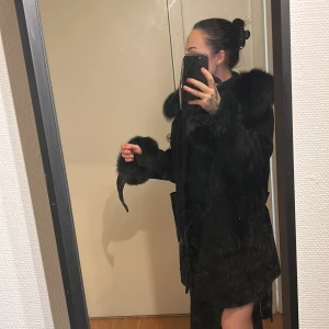 Kappa med päls  - Storlek S, passar mellan en XS-M skulle jag säga, har sytt på pälsen på luvan så den verkligen sitter (annars har den en tendens att åka av hela tiden) man kan sprätta bort den om man vill. Skärp i midjan och söta pälsbollar vid händerna. Fråga gärna! 💗