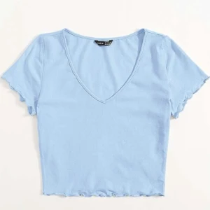 Blå crop top - Bra skick, storlek M. Sitter tajt men skönt material. Finns även i lila. Inga hål eller fläckar. 