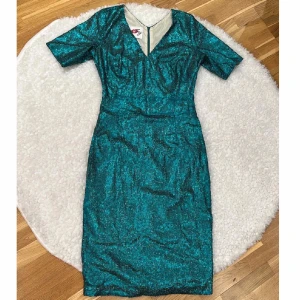 Klänning  - Snygg paljettklänning från Jessica Frej. Använt endast en gång. 