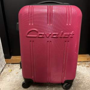 Rosa resväska (lite söndrig men inget som förstör väskans funktion!)