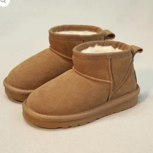 Helt nya uggs dupes ✨ - Köpte precis ett par uggs i färgen kaki i storlek 41 men sitter som en 38 och just därför säljer jag då dom är för små. Aldrig använda och i helt nytt skick. Så fina 💕