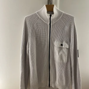 Peak parformence jacka/cardigan - Tja en peak performance jacka/cardigan i ett ganska bra skick 8,5/10 finns inte att köpa på market då det är en gammal collektion