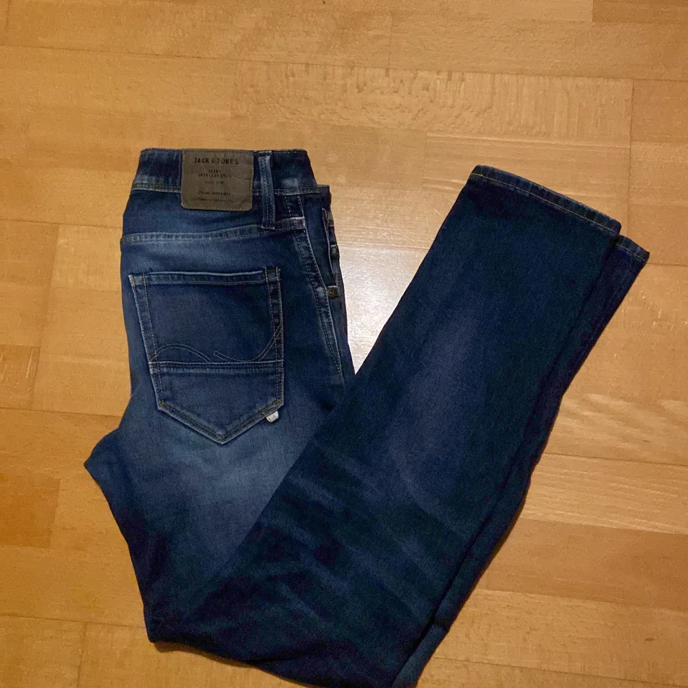 Säljer dessa feta Jack and Jones slim jeans i topp skick. Köpta för 700 Mitt pris endast 199kr  Black friday steal . Jeans & Byxor.