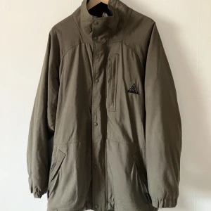Nike ACG jacka Large - Nike ACG olivegrön Jackan är stor i storlek och motsvarar en XL  