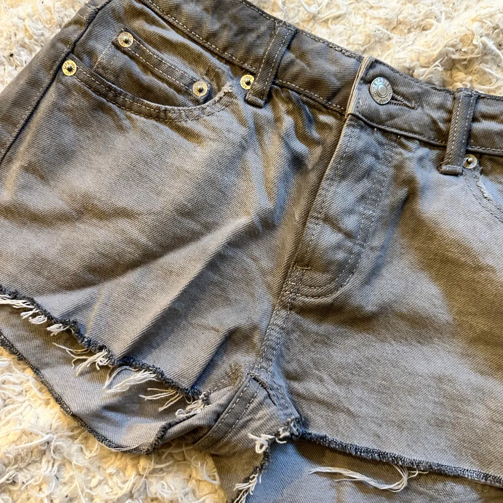 Jeans shorts färgen grå aldrig andvänd storlek xs passar S också❤️. Shorts.