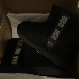Svarta UGG, äkta - Helt nya, äkta och varma UGGS, aldrig andvänd säljer för att de är för stora. Rekommenderar ifall du har storlek 41 eller 40,5. Köpta från Zalando. Pris kan diskuteras🥰😊