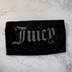 Säljer denna juicy topp i svart. Helt oanvänd i storlek Xs/S. Inga defekter och alla stenar sitter kvar. Säljer för 200kr 