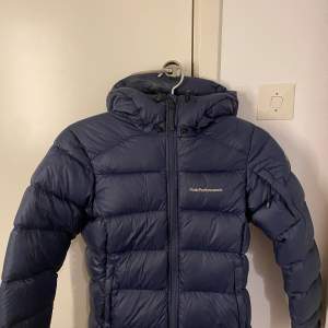 Säljer min peak performance dunjacka i modellen ”M down hood jacket”. Köpt för 4199kr säljer för 900kr.