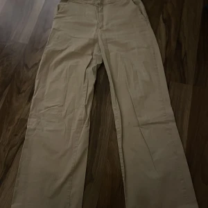 Beiga kostymbyxor  - Beiga kostymbyxor från Lindex - Lykke