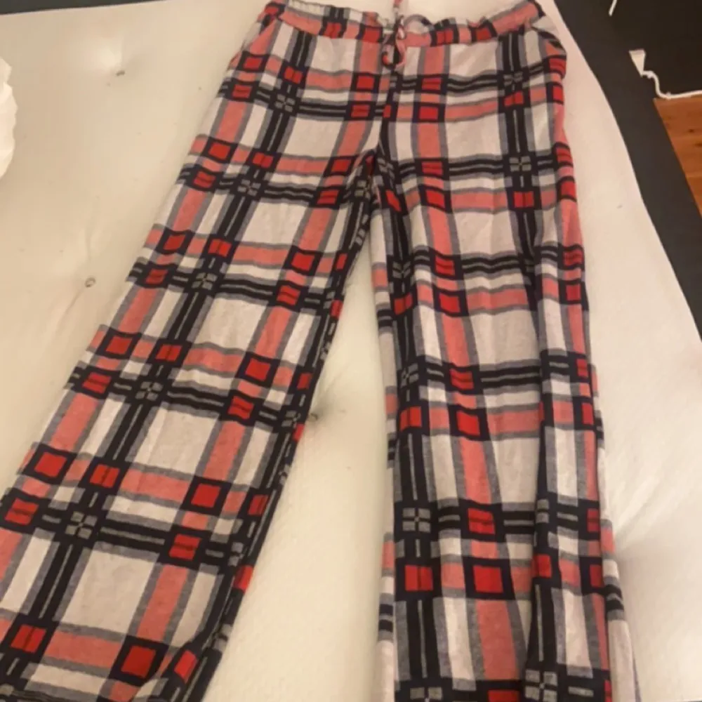 Pyjamas byxor från Nelly, strlk L. Använt få tal gånger. 200kr med frakt.. Jeans & Byxor.