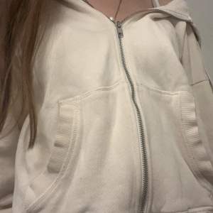 Jätteskön och snygg zip-up hoodie från hm💞Säljer då den inte kommer till användning, bra skick. Storlek xs🤍