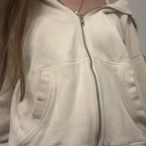 Vit zip-up hoodie - Jätteskön och snygg zip-up hoodie från hm💞Säljer då den inte kommer till användning, bra skick. Storlek xs🤍