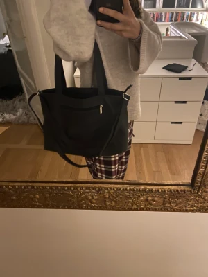 Fin rymlig väska! - Hejsan! Säljer denna fina väska pga att den inte kommer till användning❤️ tre fack på insidan och två på utsidan💕 rymmer en stor dator och en iPad, skriv för fler frågor 💕💕❤️