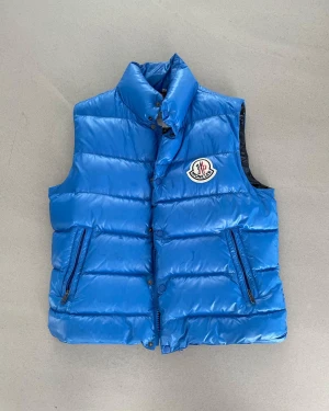 Moncler tib - blå moncler väst, modell tib självfallet 100% äkta!  storlek 4, som en L