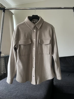 Overshirt - Nästan ny, använd 3 ggr, beige overskirt, storlek xs men sitter som M