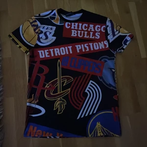 Basket t-shirt - Säljer min basket t-shirt från dubai den är 8’5/10 i bra skick och inte andvänd så mycket