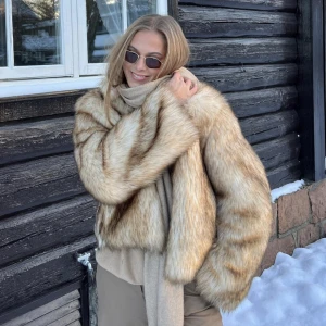 Pälsjacka - Pälsjacka från Bershka i storlek xs❤️ (första bilden är lånad)