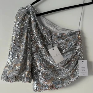 SÖKER - SÖKER toppen från By Malina i storlek S eller M om någon säljer!! Hör gärna av er ❤️