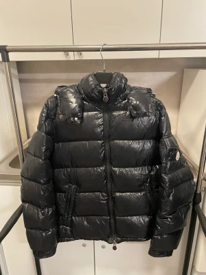 Moncler Maya - Tja, säljer denna feta moncler maya jacka i storlek 2 vilket motsvarar M ungefär, jackan är i bra skick förutom små pinnhål som den har! 