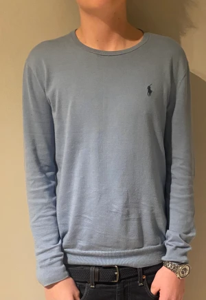 Ralph lauren sweatshirt  - Vi säljer vår snygga ralph lauren sweatshirt för ett bra pris. Skicket skulle vi ge en 7/10. 