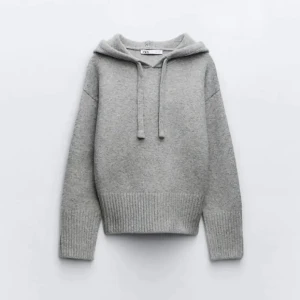 Stickad hoodie - Jättefin tröja från Zara som är helt slutsåld! Endast använd tre gånger, därför nyskick
