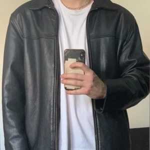 Äkta läderjacka - Köpte denna läderjacka på vinted men passade inte som jag tänkte så säljer vidare | Säljaren skrev att det var äkta läder men finns ingen etikett | Mått 73x62x43cm | Avtagbart foder och axelvaddar | OBS Säljarens bilder | Skriv gärna om du vill veta mer! 