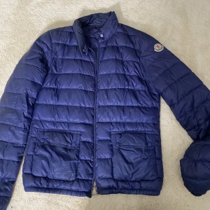 Moncler jacka - Säljer denna coola moncler jacka för får ingen andvändning av den. Den är i gott. Köpt på monclers hemsida för ca 9000 och säljer för ett bra pris🌟(kan gå ner j pris vid snabb affär)