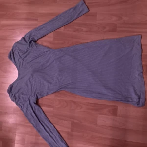 jätte fin klänning som har öppet vid ryggen och bara väldigt skön  - en klänning som passar till sommaren och det är ett väldigt skönt plagg.😃🙃