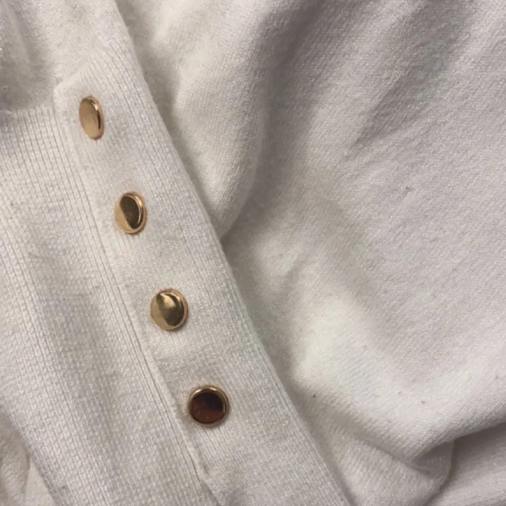 !Första bilden är lånad!  Säljer denna fina tröja med guldknappar eftersom denna inte längre kommer till användning, lite nopprig men inget man lägger märke till 💓. Tröjor & Koftor.