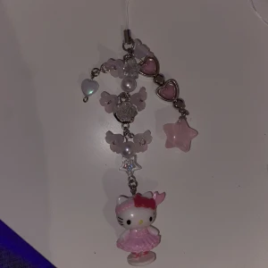 mobilsmycke  - ⋆˙⟡ ♡ ☁️handgjort smycke du kan ha på ditt mobilskal, väska, nycklar m.m. gjort av mig i rostfritt stål☁️ ♡ ⟡˙ ⋆ +frakt. alltid rengjort innan det skickas iväg. mer info i dm.