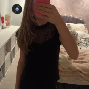 Volang blus med spets - Säljer den här fina volangblusen med spets ifrån hm❤️storlek 34, bra skick! 