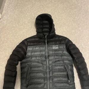 Arigato vinterjacka - Dunjacka från Arigato Använd 1 vinter Köpt från CareOfCarl Köpare står för frakt