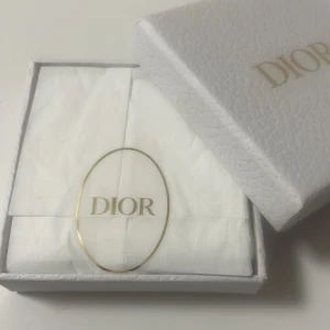 Dior ring - DIOR RING - Crystals ring använd fåtals gånger!  Säljs för 1500 Original pris 4000  Förpackning och etikett tillkommer!  Snabb affär!!!! 