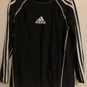 Addidas - Super skön addidas som är perfekt att ha under kläder nu till vinter den har inga defekter pris kan diskuteras 