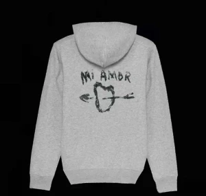 Mi Amore hoodie - En superfin hoodie från mi Amore! 💘 den är i fint skick, så gott som ny! Säljer för att den inte kommer till användning längre. Köptes tidigare i år för 1700kr! Skriv för frågor 💘💘 (tar tyvärr inte emot ”köp nu så därför är inte frakten gratis)