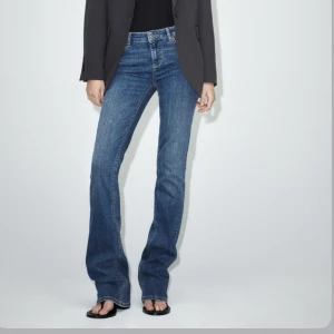 Low rise zara jeans  - Inte säker på om ja vill sälja vill se va folk skulle kunna ge för dem. Modellen går ej å köpa längre. Kan tänka mig byta mot ett par i samma modell fast i svart, bild nr 2💞💞alltså så är de mörkblå