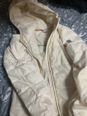 Champion dunjacka - Väldigt snygg champion jacka. Bra för både höst och vinter. Jätte fint stick och inga defekter alls! För fler bilder så är det bara att fråga, pris går alltid o diskutera 😊😊